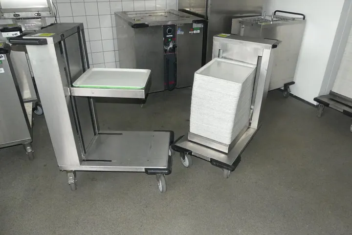 2x Tablettwagen mit Tabletts Typ: OTA